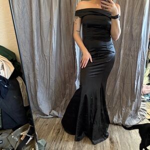 Off-Shoulder Black Mermaid Evening Dress